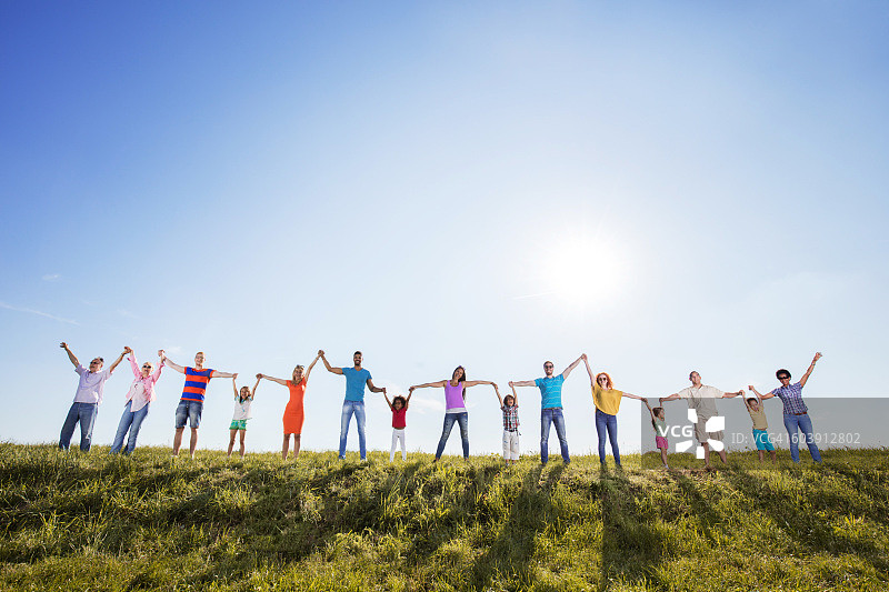 一群快乐的人站在大自然中手牵着手图片素材