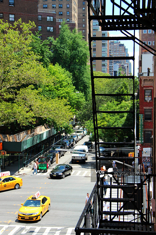 美国纽约市曼哈顿切尔西区：从消防通道俯瞰第10大道图片素材