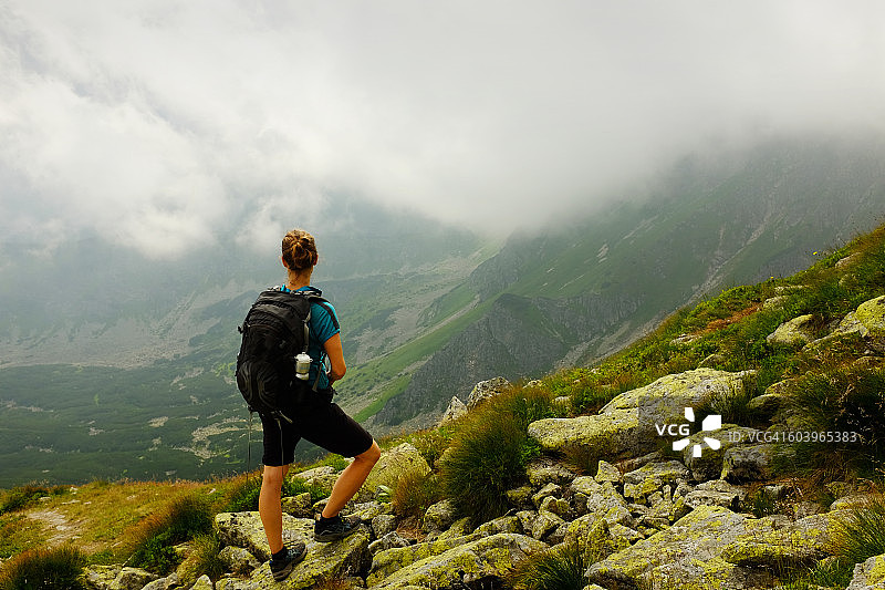 在斯洛伐克西塔特拉斯山脉徒步旅行的女人图片素材