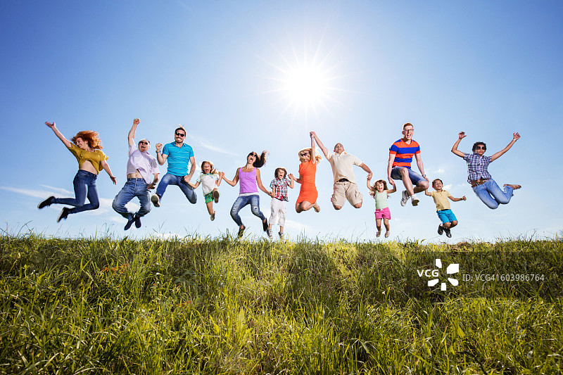 对着天空跳跃的快乐人群图片素材