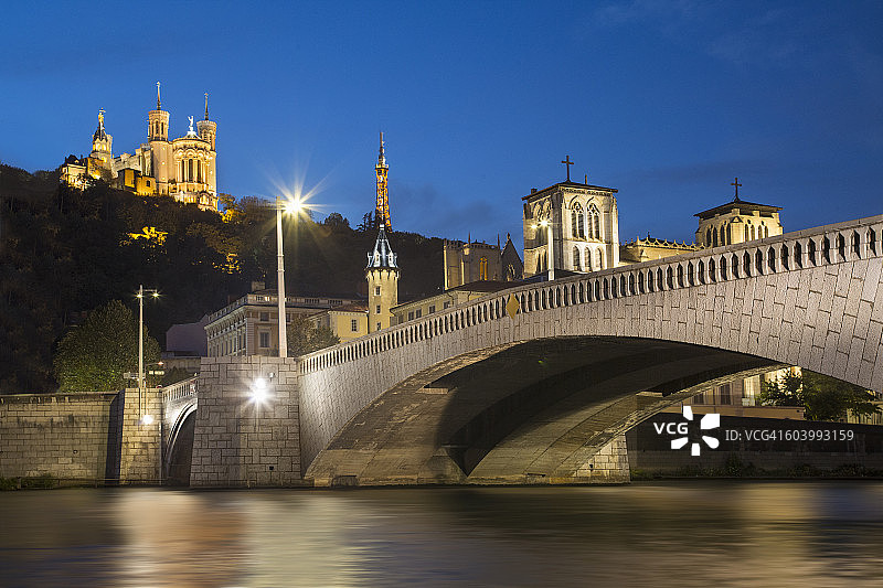 里昂索恩河与教堂图片素材