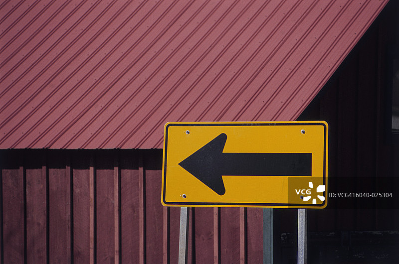 黄色箭头和红色屋顶图片素材