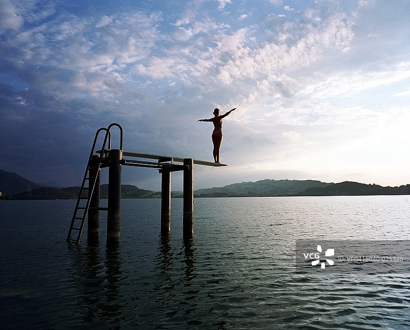 在湖里跳板上的妇女图片素材