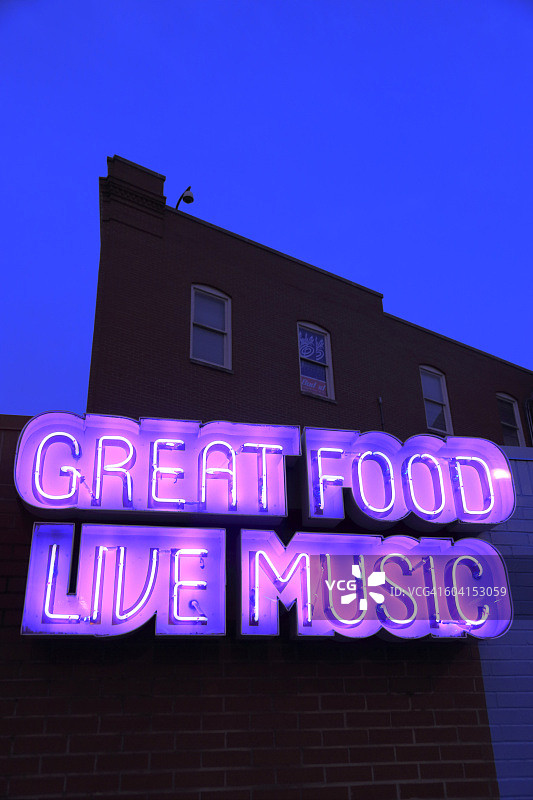 建筑物上的霓虹灯标志图片素材