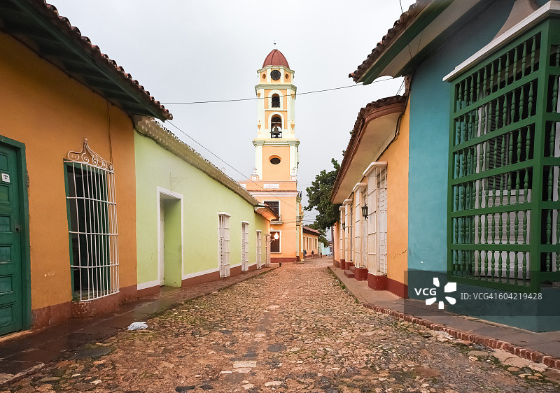 古巴特立尼达夏季风暴后黄昏时的圣方济各教堂图片素材
