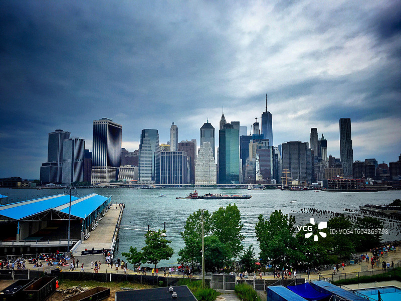 梅西百货驳船抵达东河，准备2016年7月4日壮观的烟花表演图片素材