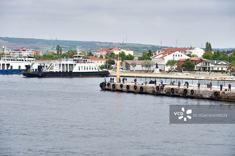 土耳其恰纳卡莱省格利博卢港口的渔夫图片素材