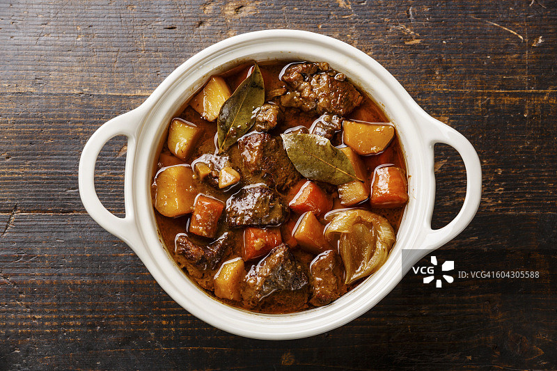 陶瓷罐炖牛肉图片素材