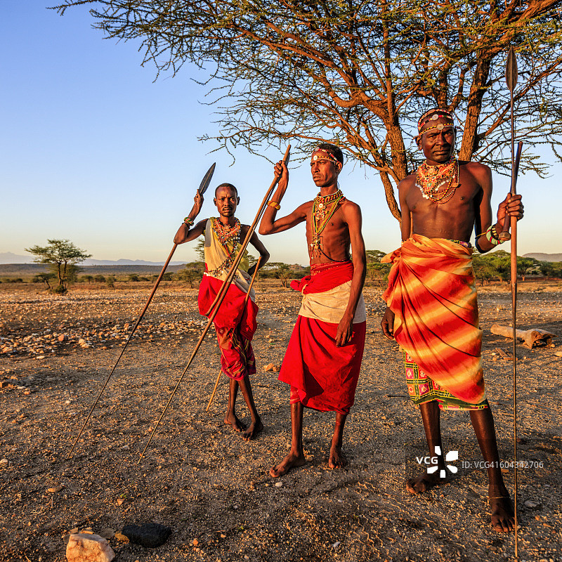 肯尼亚中部桑布鲁部落的非洲战士图片素材