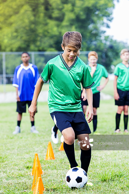 足球运动员练习足球图片素材