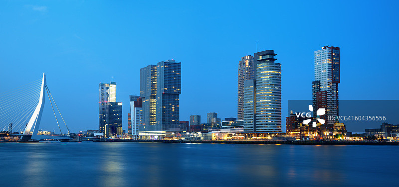 荷兰鹿特丹黄昏天际线全景图片素材