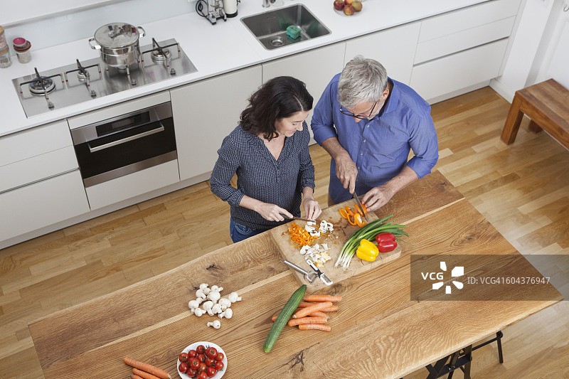 中年夫妇在厨房准备蔬菜图片素材