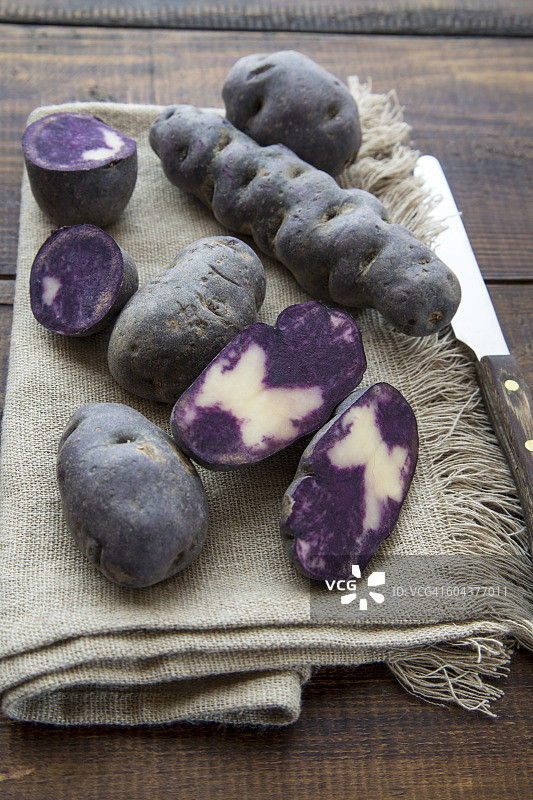 布上的紫色土豆切片和整颗土豆图片素材
