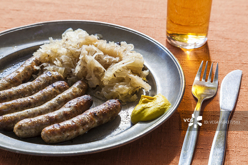 盘中的纽伦堡烤香肠、酸菜和芥末酱图片素材