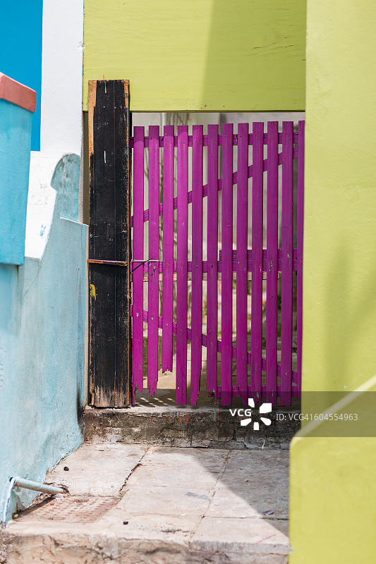 博卡普的彩色栅栏和房屋细节图片素材