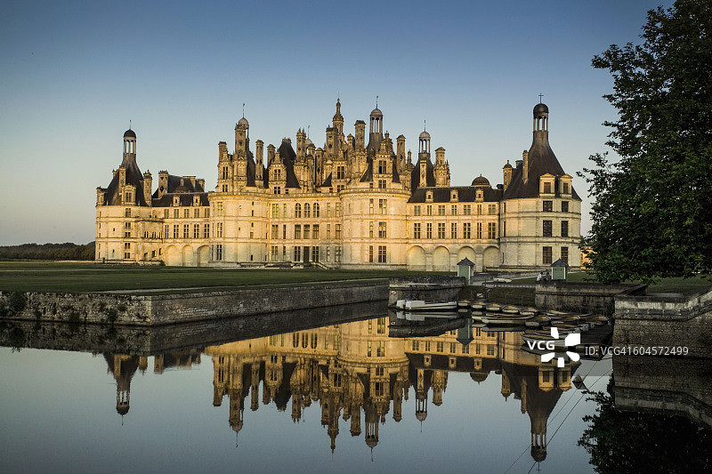 法国卢瓦尔河谷香波尔城堡与护城河图片素材