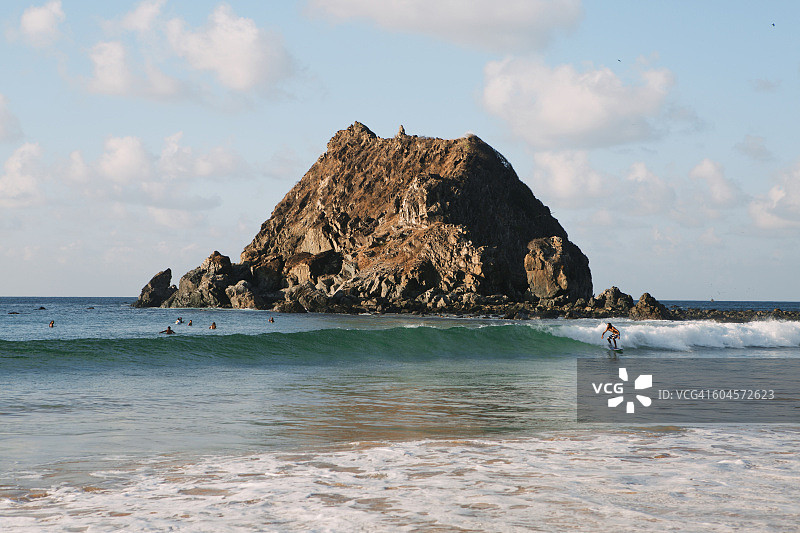 巴西费尔南多-迪诺罗尼亚岛孔塞桑海滩的冲浪者图片素材