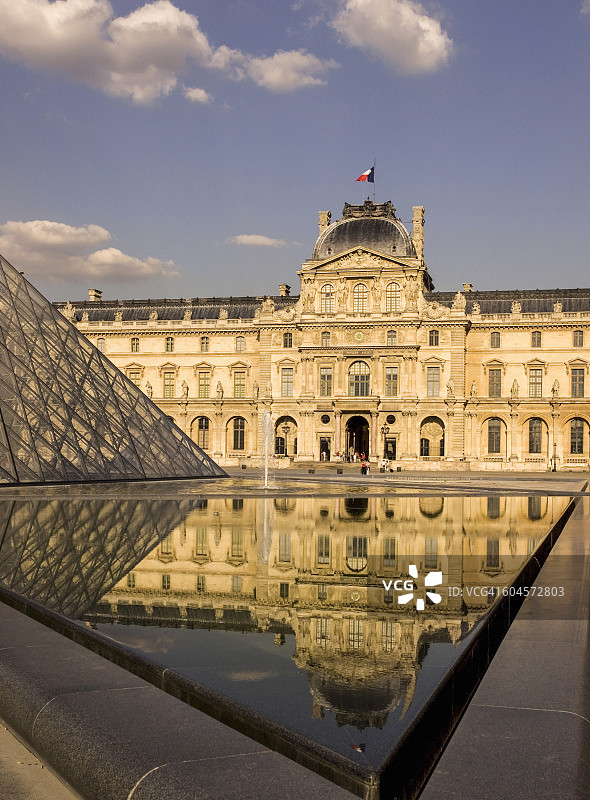 法国巴黎卢浮宫金字塔与博物馆图片素材