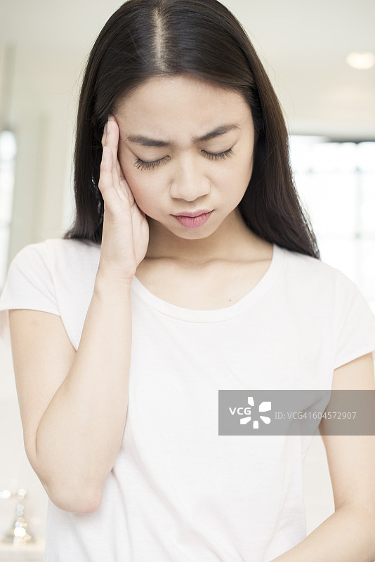 头痛的女人图片素材