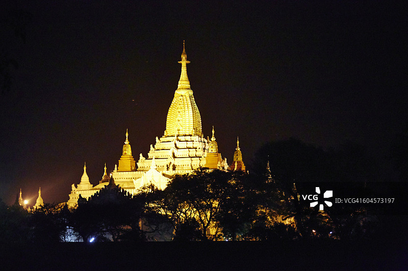缅甸蒲甘阿难达寺夜景图片素材