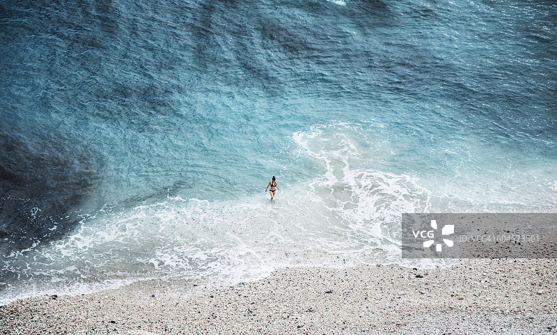 意大利撒丁岛奥罗塞伊湾的海岸线和划水者俯视图图片素材