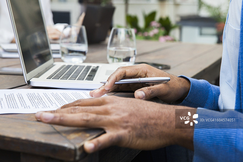 男人正在审阅文件图片素材