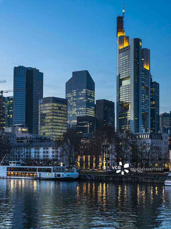 德国黑森州法兰克福金融区夜景：美因河畔图片素材