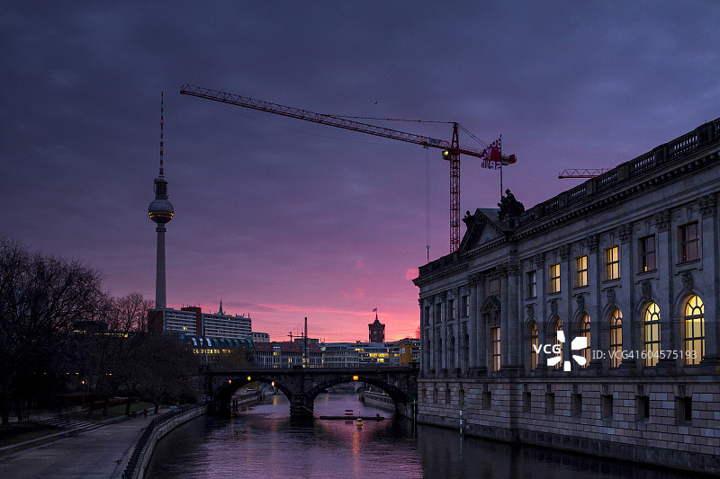 德国柏林：暮色下的电视塔和灯火通明的博德博物馆图片素材
