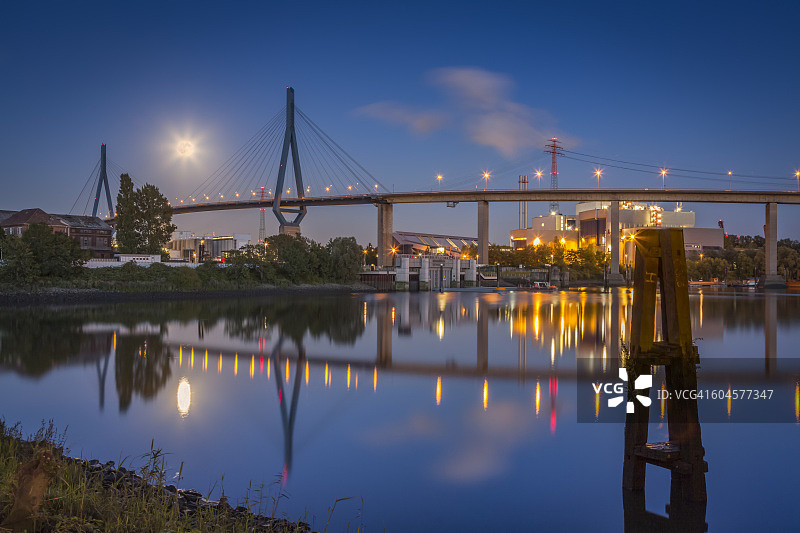 德国汉堡科尔布兰特大桥与夜晚的满月图片素材