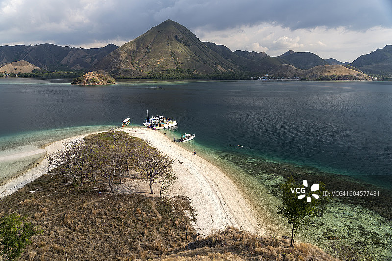 印度尼西亚努沙登加拉：科莫多国家公园边缘的克洛尔岛海滩图片素材