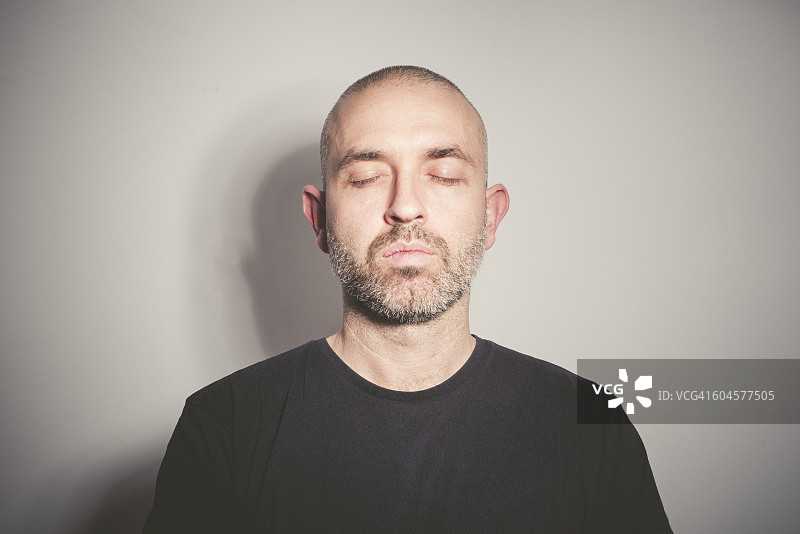 光头闭眼的留胡子男人肖像图片素材