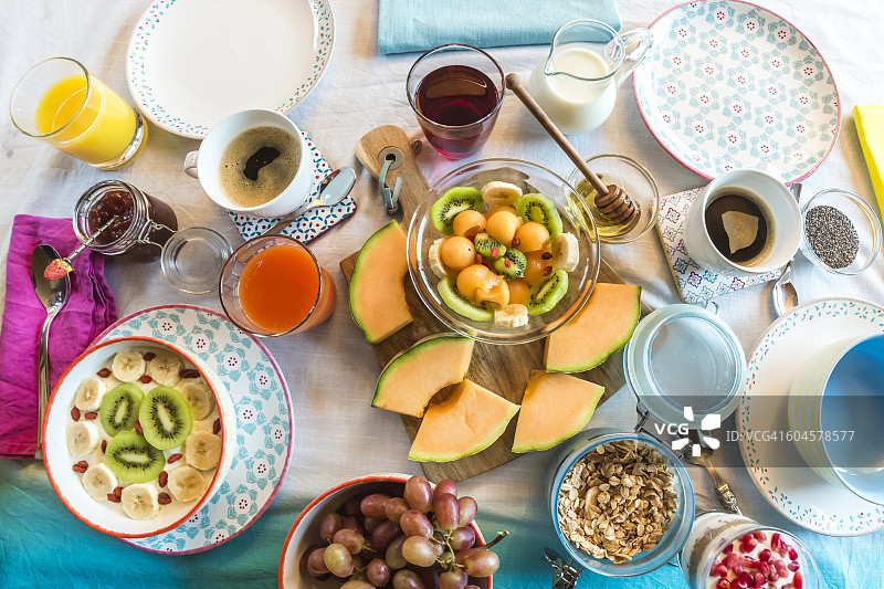 摆放好的早餐桌，有麦片和水果图片素材