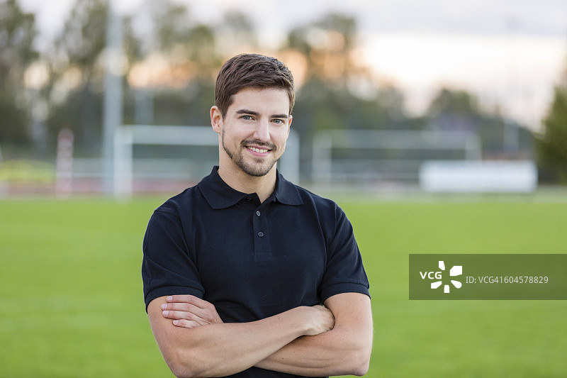 运动场上微笑的男人肖像图片素材