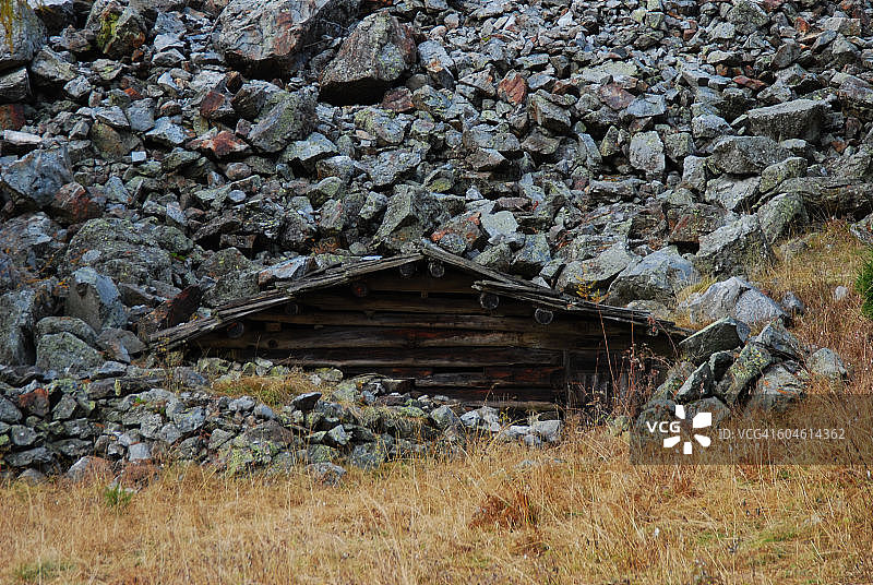 隐藏在坡上的奇怪房子图片素材