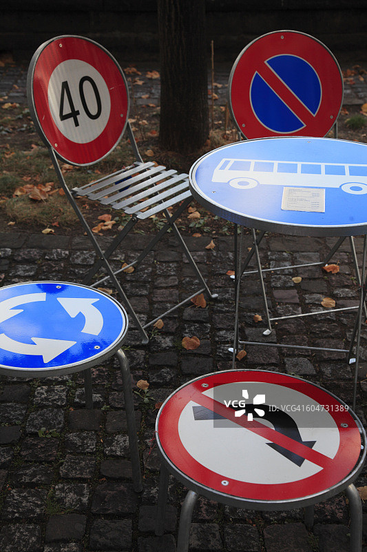 交通标志制成的桌椅图片素材
