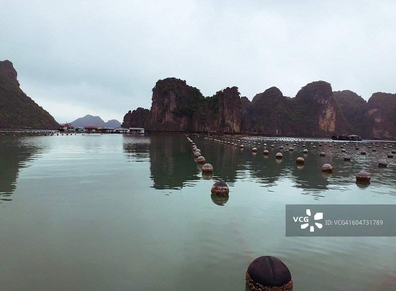 下龙湾石灰岩喀斯特地貌岛屿风光图片素材