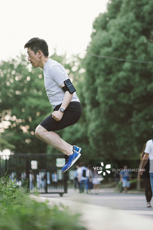 在公园锻炼的日本运动员图片素材