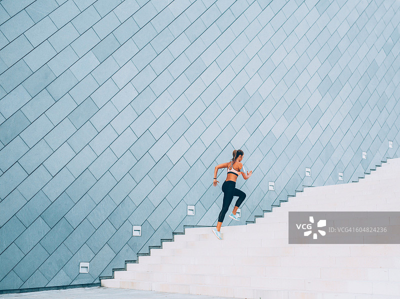 跑上楼梯图片素材