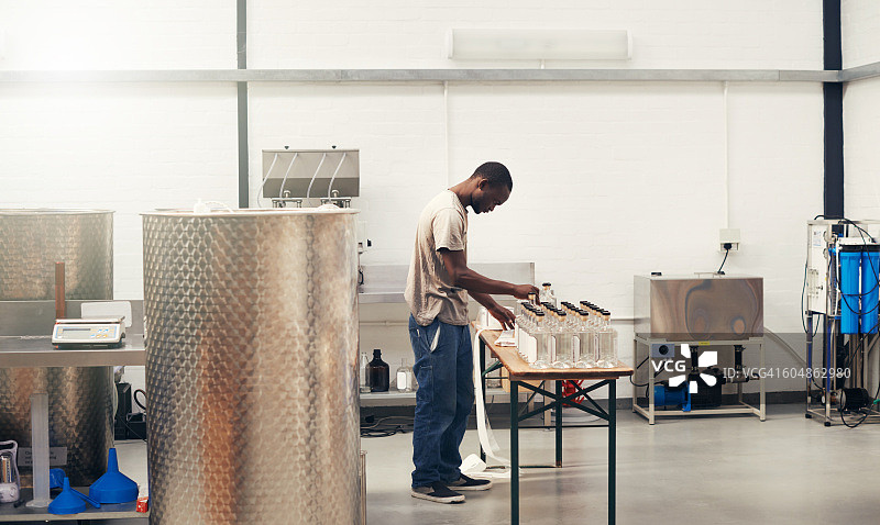 从谷物到美酒的卓越蒸馏图片素材