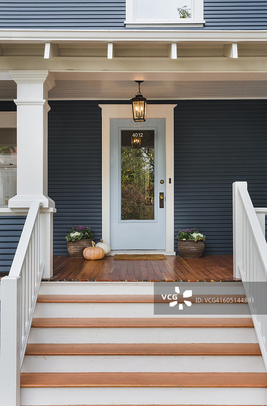 传统风格住宅的前门和台阶图片素材