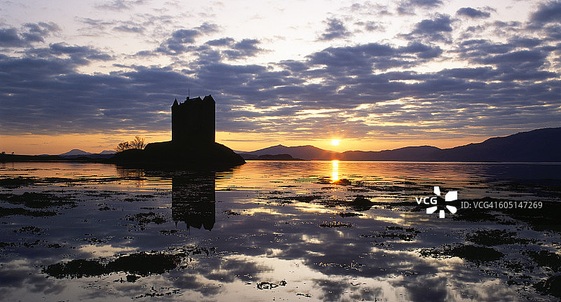 云雾之上的苏格兰湖中城堡图片素材