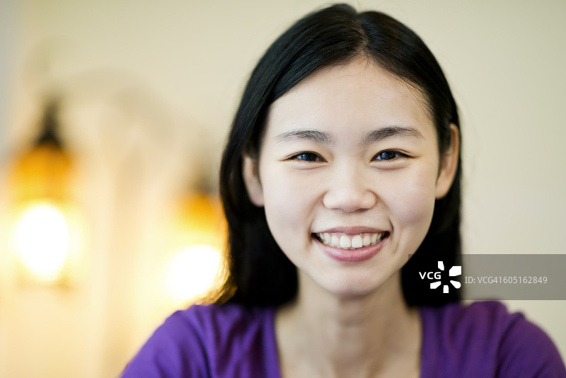 笑容满面的年轻女子图片素材