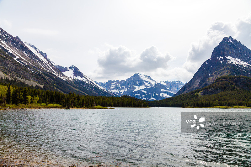 蒙大拿州冰川国家公园的药湖图片素材