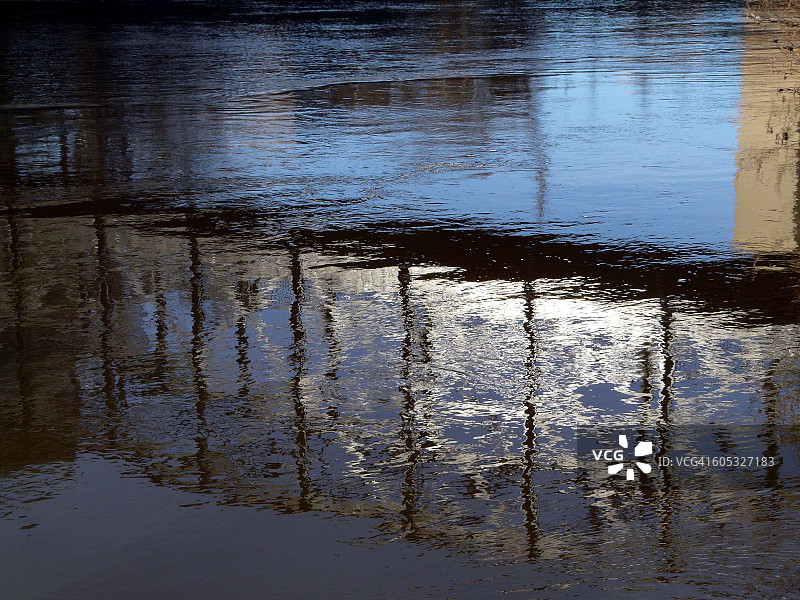 蓝色和银色中的倒影图片素材