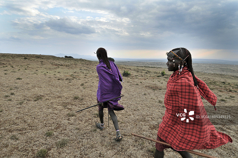 两名马赛莫兰战士走在草地上图片素材