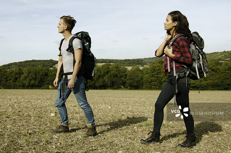 情侣在白金汉郡 Great Missenden 的田野中徒步旅行图片素材