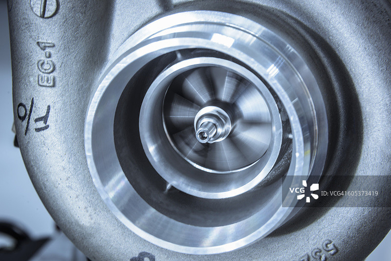 研究机构中旋转的涡轮增压器叶片特写图片素材