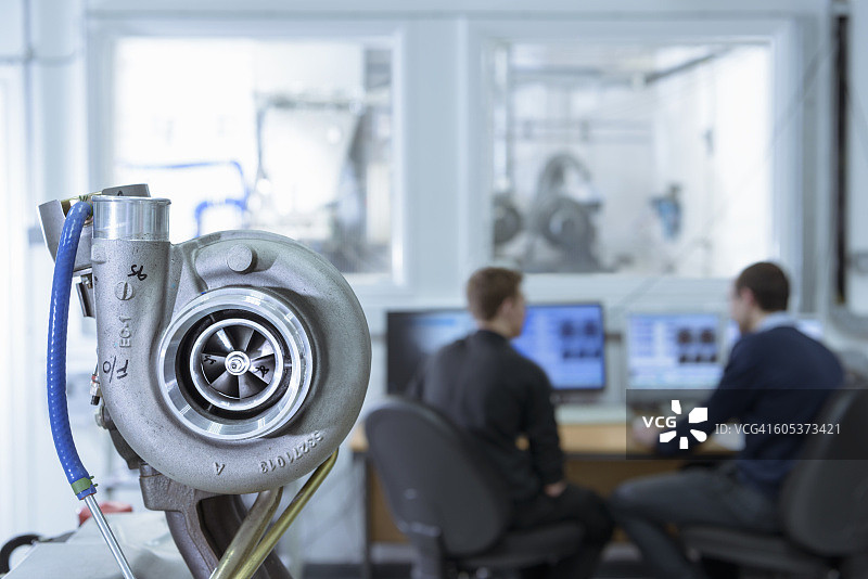 科学家在涡轮增压汽车研究实验室的电脑前工作图片素材