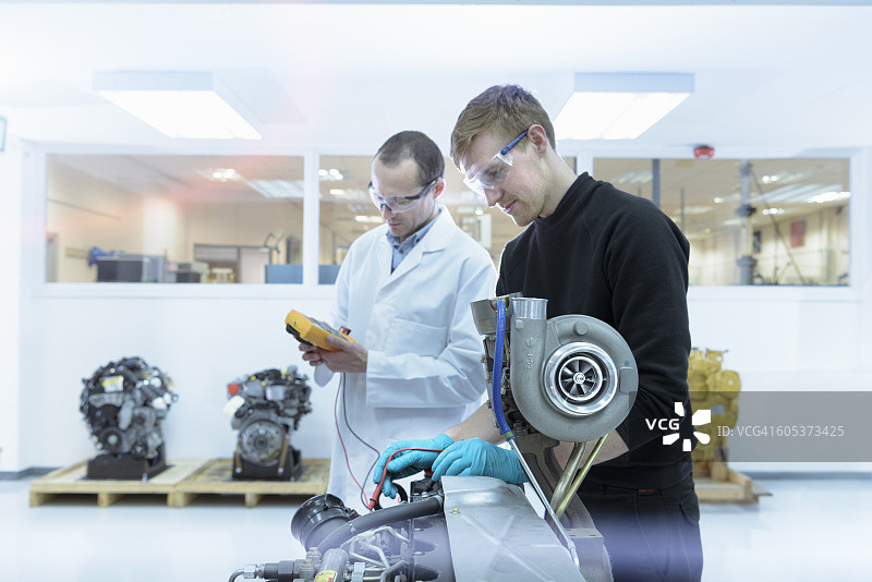 在汽车增压器研究实验室工作的科学家图片素材