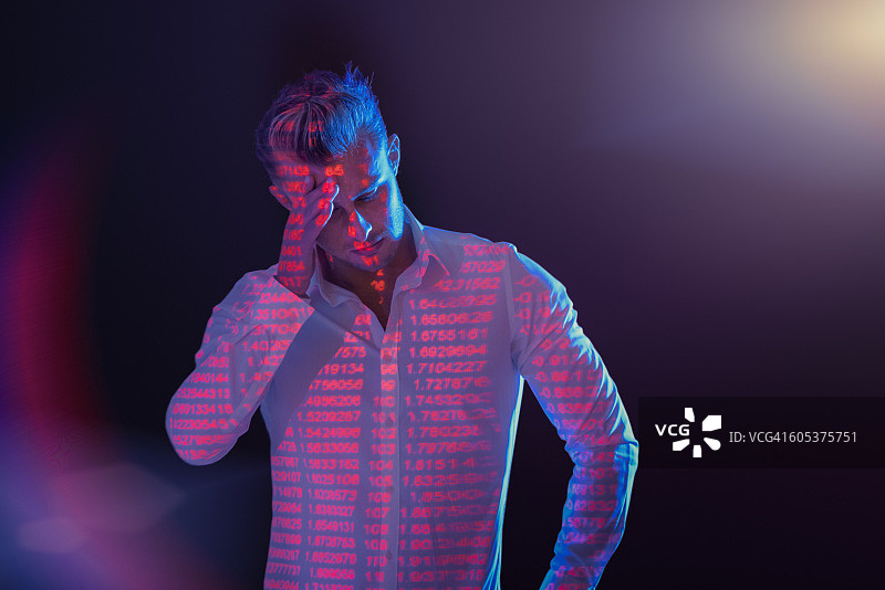 思考中的商人与财务数据图片素材